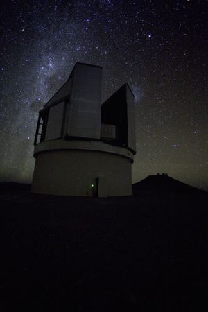 밤의 VISTA (출처: ESO).