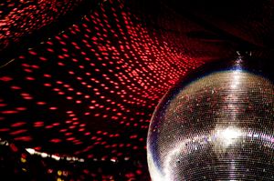 많은 디스코텍 천장에는 반사 조명인 디스코 볼이 필수적으로 설치되어 있었다.