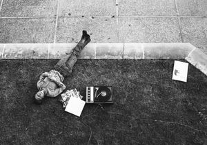 1970년, 당시 최근에 유행하기 시작한 청바지를 입은 미국 대학생이 캠퍼스에서 영국 록 음반을 듣고 있다.