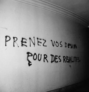 1968년 5월, 파리 소르본 대학교에서 학생들에게 "너희의 욕망을 현실로 만들어라"라고 적힌 낙서