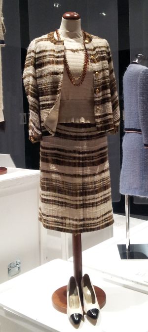 투톤 펌프스가 있는 샤넬의 정장과 실크 블라우스 (1965년)