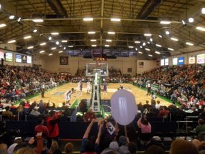 2011년 1월, 포틀랜드 엑스포지션 빌딩에서 다코타 위저즈와 경기를 치르는 레드 클로스