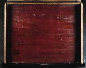 머스키 상원의원의 이름이 새겨진 상원 의사당 책상: 은색으로 새겨진 "바이든, 델." 아래에 위치함.