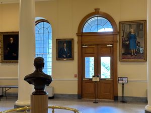 메인주 청사에 있는 머스키의 초상화(중앙)는 제임스 G. 블레인과 마가렛 체이스 스미스의 초상화와 함께 전시되어 있다.