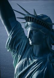 자유의 여신상은 미국 독립 선언을 기념하여 프랑스 국민이 기증한 것이다.