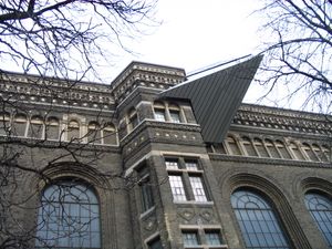 건물 서쪽 외관을 따라 둥글게 만든 창문과 베이 윈도우가 있으며, 맨 위에는 크리스탈의 아주 작은 부분이 튀어나와 있다.