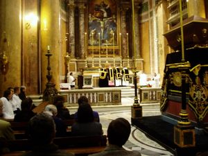 로마의 산티시마 트리니타 데이 펠레그리니(순례자들의 지극히 거룩한 삼위일체) 교회에서 거행된 트리덴티누스 미사(Tridentine) 레퀴엠 미사
