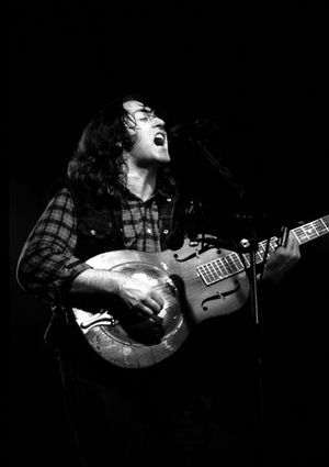 1978~79년 아일랜드 더블린 내셔널 스타디움에서 1932년산 내셔널 리조네이터 기타를 연주하는 갤러거