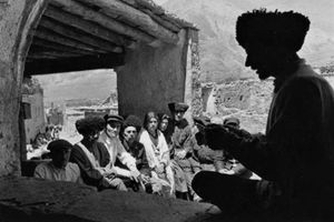 1936년 다게스탄 산악 지대의 아울(аул)에서 코란을 낭송하는 사람