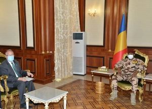 2021년 마하마트 데비가 데이비드 길모어를 만나 민주적으로 선출된 정부로의 권력 이양에 대한 미국의 지원을 논의하는 모습