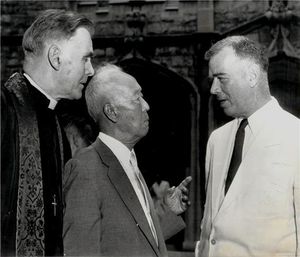 1954년 8월, 이승만 대통령이 미국 국빈 방문 중 독립 운동 시기 다녔던 파운드리 감리 교회에서 미국 상원 원목 프레드릭 해리스 목사와 함께한 밴 플리트 장군.