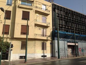 아테네의 데켐브리아나로 인한 총탄 자국이 있는 건물(2014년)