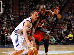 2012년 올림픽을 앞두고 열린 친선 경기에서 코비 브라이언트(Kobe Bryant)의 수비를 받고 있는 네이트 라인킹(Nate Reinking)