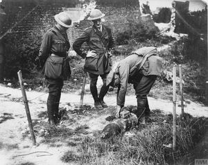 제1차 세계 대전 중 불발탄을 처리하는 영국 부사관
