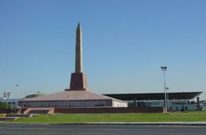 카이로 국제공항의 람세스 2세 오벨리스크