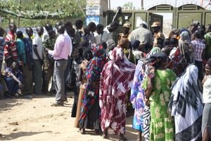투표소에 줄을 선 유권자들. 2011년 1월 9일, 주바.