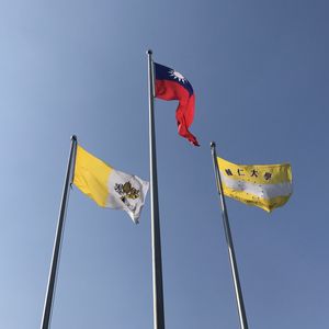 왼쪽부터: 바티칸 시국 국기, 중화민국(대만) 국기, 그리고 대학기