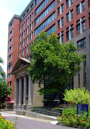 국립 타이완 사범대학 언어학과 건물에는 국립 타이완 사범대학 중국어 훈련 센터가 있다