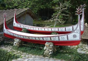 타오족(야미족)의 이파니티카(ipanitika) 카누.  포르모사 원주민 문화촌(Formosan Aboriginal Culture Village)에서 촬영되었으며,  선두와 선미에 모론노타타라(moron-no-tatara) 장식이 있다. 양쪽 끝에는 눈 모양(mata-no-tatara)의 디자인과 배 만드는 법을 타오족에게 가르쳐준 전설적인 영웅 마고마오그(Magomaog)의 묘사가 장식되어 있다.