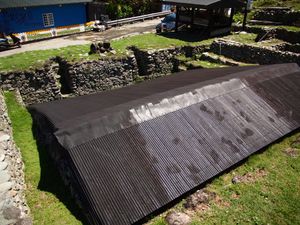 반지하로 일부 지어진 전통적인 타오 가옥