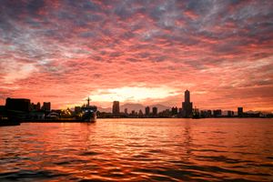 페리에서 본 일출 무렵의 가오슝 항구 스카이라인