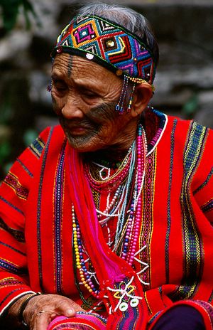 아타얄족 여성. 얼굴에는 문신이 새겨져 있다.