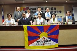 입법원에서 티베트 망명 정부/간덴포탄의 재무상과 회담(2013년)