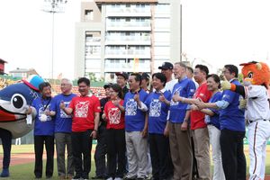 AIT 대표 크리스텐센을 맞이하여 정권 각료들과 함께 미국 독립기념일을 축하(전열 왼쪽에서 네 번째). 2020년 7월 4일, 타이난시립야구장에서