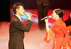 1999년 12월 12일 제36회 금마장 시상식에서 장학우(張學友)와 함께 노래하는 장후이메이