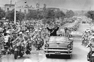 타이베이 시민들에게 환영받는 드와이트 D. 아이젠하워(미국 대통령)과 장제스 (1960년 6월 18일)