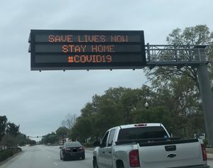 2020년 코로나 대유행 때 '집에서 격리'하면 생명을 구할 수 있다는 자가 격리 격려 메시지