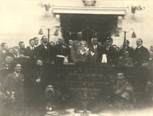 1922년 혁명의 지도자 니콜라오스 플라스티라스 장군이 정치인들에게 권력을 넘기는 모습 (1924)