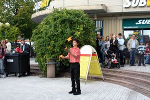 2009년 핀란드 케르바 서커스 축제에서 공연하는 어린 저글러