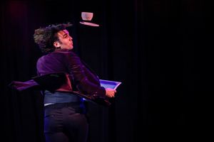 젠틀맨 저글링의 한 형태를 보여주는 톰 월(Thom Wall). 미주리주 세인트루이스 에메랄드 룸(Emerald Room)에서 열린 그의 공연 온 더 토픽 오브 저글링(On the Topic of Juggling)에서 찻잔, 받침접시, 쟁반을 이용한 기술을 선보이고 있다.