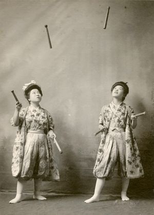 1908년 미국 순회공연을 하고 있던 일본 저글러들. 당시 일본 저글러들의 기술은 뛰어났고, 신기함도 더해져 해외에서 인기를 얻었다.