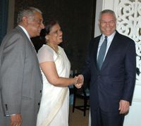찬드리카 쿠마라투웅가(Chandrika Kumaratunga)(중앙). 오른쪽은 콜린 파월(Colin Powell)