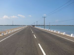 만나르 섬을 본토와 연결하는 육지 연결 도로