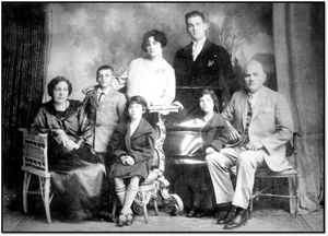 젊은 시절 가족사진 속 아레발로 베르메호