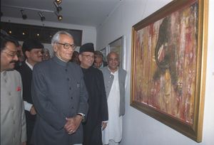 2006년 2월 14일 뉴델리에서 열린 전시회 개막식에서 당시 인도 부통령 바이론 싱 셰카왓이 V. P. 싱 전 총리의 그림 작품을 살펴보고 있다.