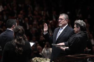 2024년 1월 15일, 전 의회 의장 사무엘 페레스(Samuel Pérez Álvarez)가 베르나르도 아레발로에게 취임 선서를 시키는 모습