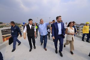 아레발로 대통령이 메트로 리엘 건설 공정을 감독하는 모습