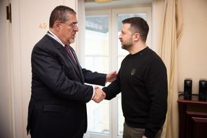 아레발로가 2024년 2월 18일 독일 뮌헨에서 우크라이나 대통령 볼로디미르 젤렌스키를 만나는 모습