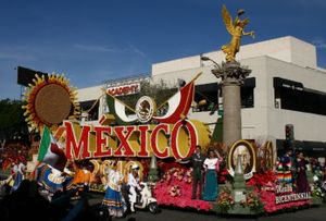 2010년 패서디나(캘리포니아주)의 멕시코 200주년 기념 행렬에 등장한 멕시코의 기념 차량