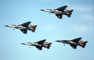 1982년경, 이스터플라트 공군기지(Air Force Base Ysterplaat) 상공을 비행하는 4대의 미라주 F1CZ 편대