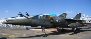 프랑스 공군의 미라주 F1CT전방 착륙장치 앞 돌출부에 레이저 거리 측정기를 장착.