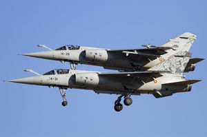 스페인 공군의 미라주 F1M.  배경의 항공기(14-39/C.14-67)는 주익 끝에 AIM-9P 사이드와인더를 장착하고 있다.