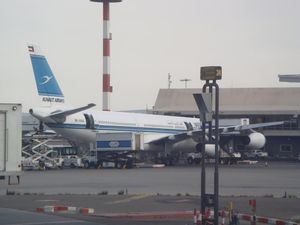 쿠웨이트 항공(Kuwait Airways)의 에어버스 A340기가 쿠웨이트 국제공항에 주기되어 있는 모습