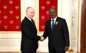 엠발로와 러시아 대통령 블라디미르 푸틴 모스크바, 러시아, 2024년 5월 9일 모스크바 승전절 퍼레이드 전