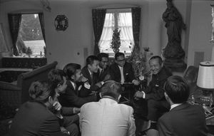 1970년 서독을 방문하여 경제 협력을 모색하는 수하르토. 신질서 정부는 외국 자본 유치를 경제 성장의 핵심 동력으로 삼았다.