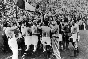 1934년 첫 FIFA 월드컵 우승을 자축하는 선수들